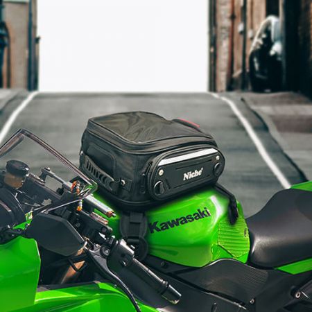Motorcykel tankväska - Magnet- eller sugkoppstankväskor används med en halkfri basmontering som säkert fäster på de flesta motorcykelstankar
